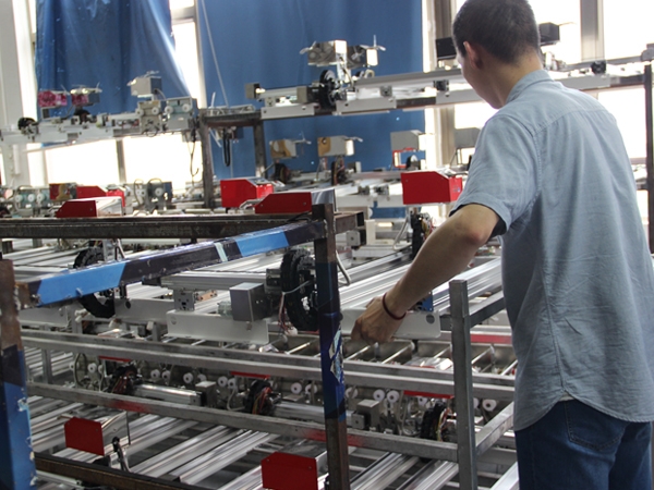 Claw crane machine on producti...